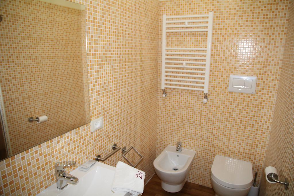 Domus Yenne Suites 칼리아리 객실 사진