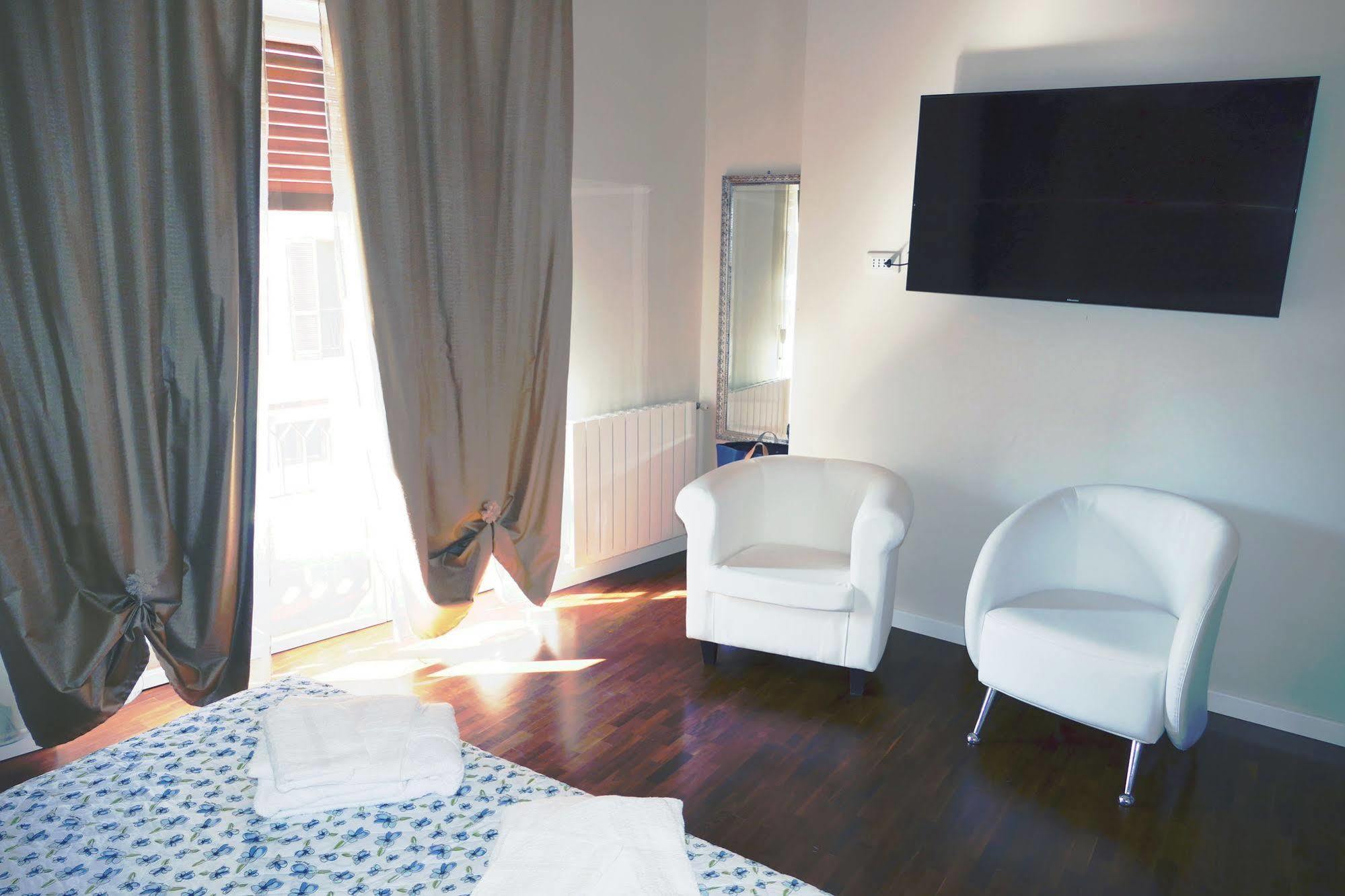 Domus Yenne Suites 칼리아리 외부 사진