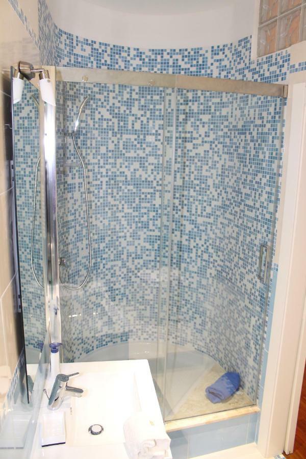 Domus Yenne Suites 칼리아리 외부 사진